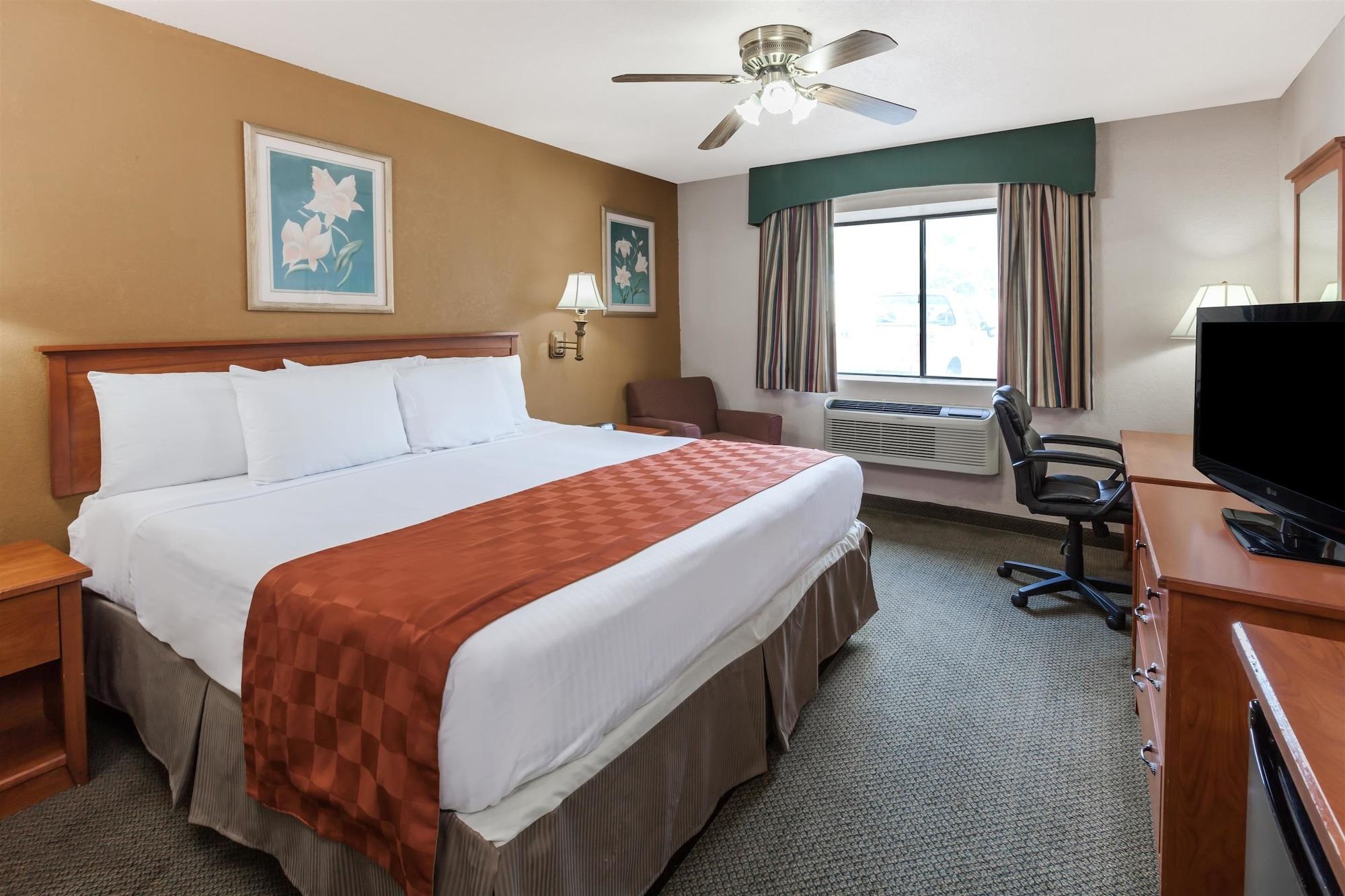 Ramada By Wyndham Airport North Oklahoma City