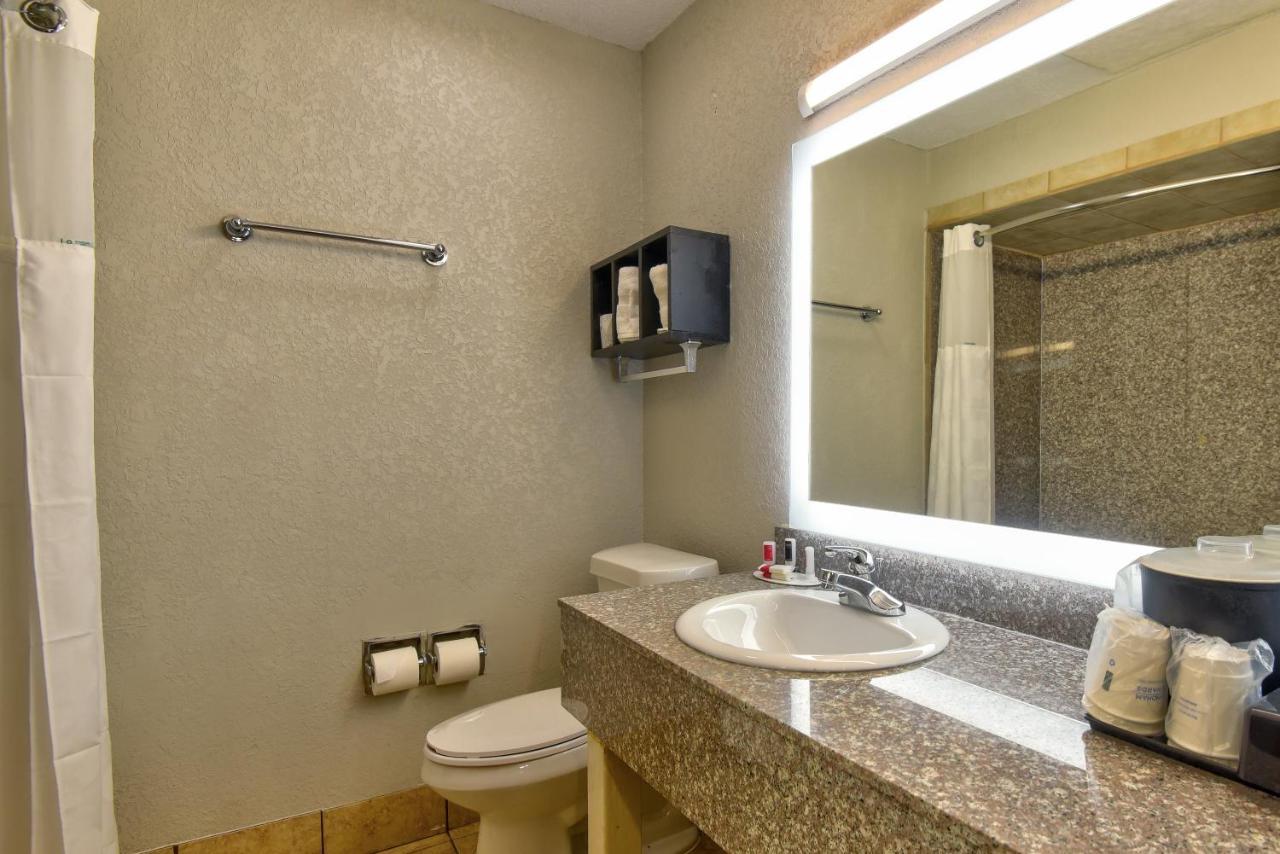 Ramada By Wyndham Airport North Oklahoma City
