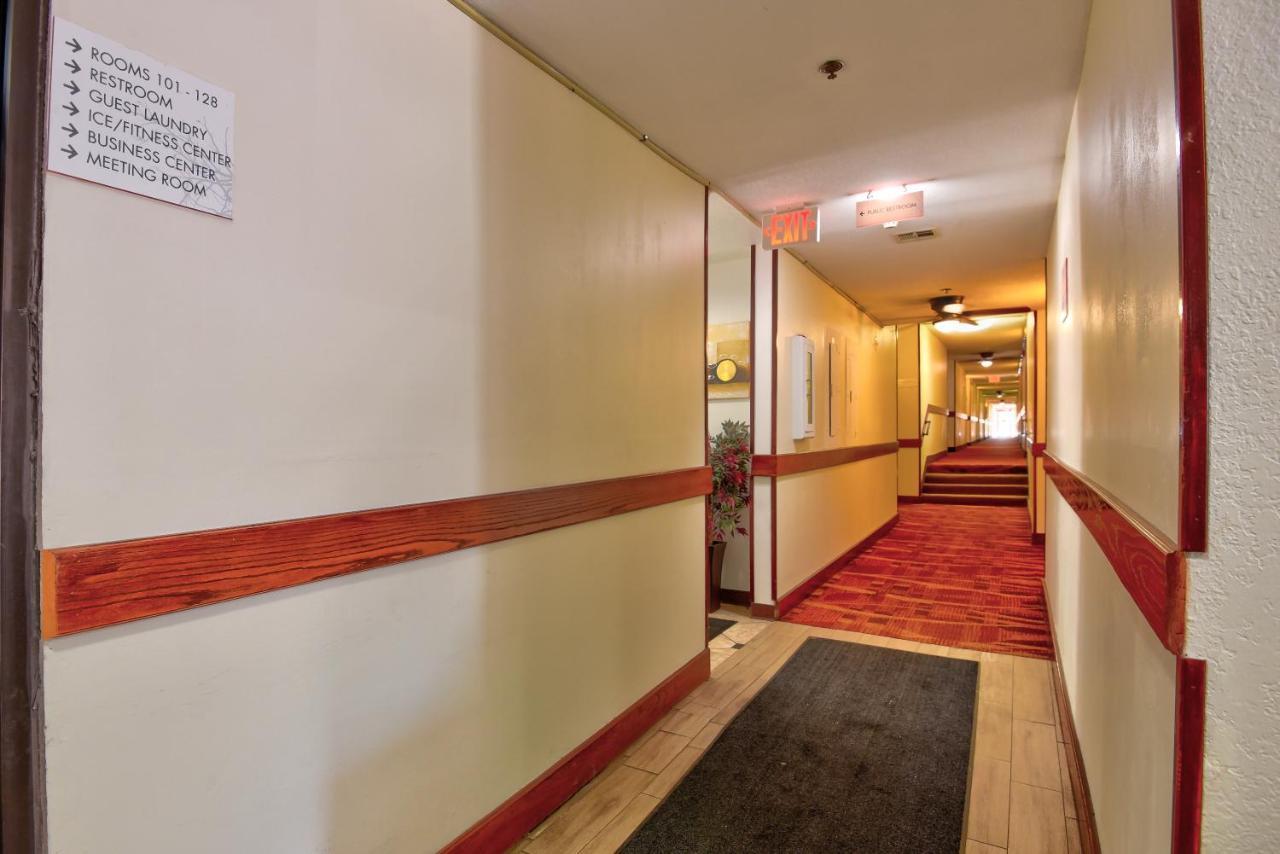 Ramada By Wyndham Airport North Hotel 2*